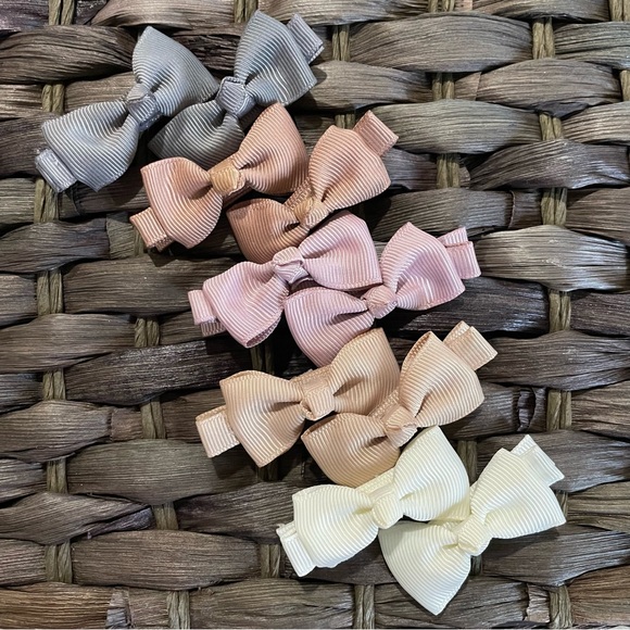 3/$20 🔷 Lot of Baby Girls Petite Solid Neutral Pigtail Bows - Picture 1 of 4